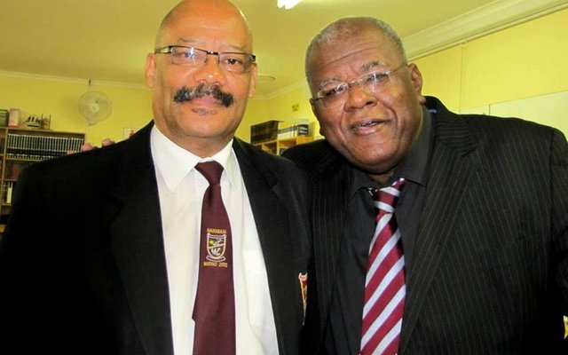 Links is Gansbaai Academia se skoolhoof, mnr Tommy Wilson saam met prof Jonathan Jansen van die Universiteit van die Oranje-Vrystaat wat die skool besoek het. (Foto's: Liezel Mostert)